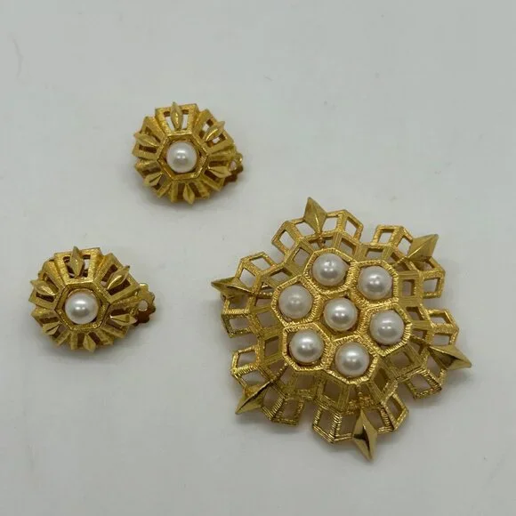 Vintage Gold-Tone Brooch & Clip-on Earrings Set With Faux Pearls Statement - Picture 1 of 16